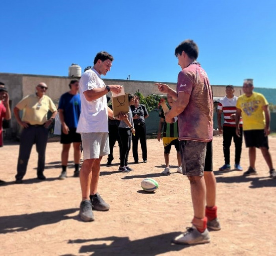El Puma Rodrigo Isgró visitó al equipo de rugby de Boulogne Sur Mer